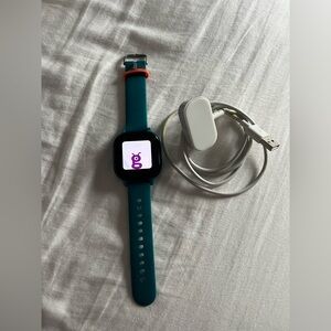Gizmo Smart Wearable Watch with Teal Strap and charger